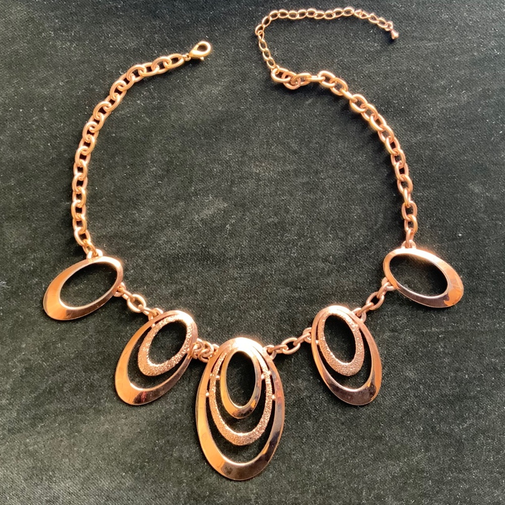 Vintage 1970s gold tone necklace